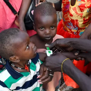 Conflito no Sudão deixa 13,6 milhões de crianças com necessidade de assistência humanitária urgente